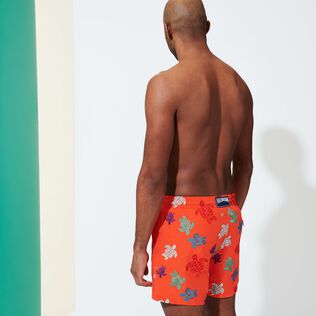 Maillot de bain homme Brodé Ronde Des Tortues Nefle vue portée de dos