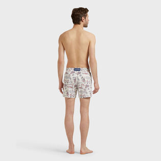 Bañador corto elástico con estampado Family Beach- Vilebrequin x St Regis para hombre Sugar switzle vista trasera desgastada