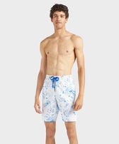 Bañador largo elástico con estampado Medusa and Shells para hombre Blanco vista frontal desgastada
