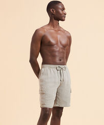 Bermuda en lin homme uni teinture minérale Eucalyptus vue portée de face