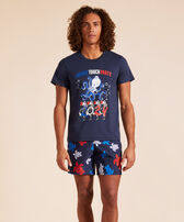 T-shirt uomo in cotone biologico French History Blu marine vista frontale indossata