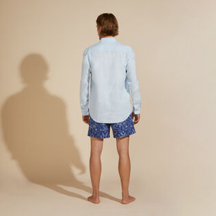 Camicia uomo in lino tinta unita Azzurro cielo vista indossata posteriore