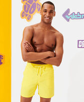 Solid Badeshorts für Herren Zitrone Vorderseite getragene Ansicht