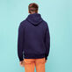 Felpa uomo in cotone con cappuccio VBQ71 Ski Blu marine vista indossata posteriore