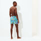 Maillot de bain court stretch homme - Vilebrequin x Derrick Adams Piscine vue portée de dos