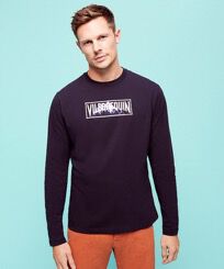 Camiseta de algodón de manga larga con parche con bordado Moutain para hombre Azul marino vista frontal desgastada