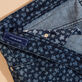 Pantalón vaquero de algodón de cinco bolsillos con estampado por corrosión Micro Turtles para hombre Dark denim w1 detalles vista 4