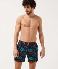 Bañador elástico con cintura lisa y estampado Tiger Leap para hombre Negro vista frontal desgastada