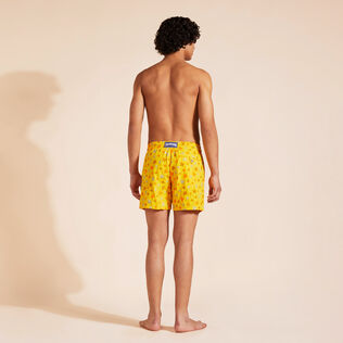 Ronde des Tortues Badeshorts mit Stickerei für Herren – Limited Edition Mais Rückansicht getragen