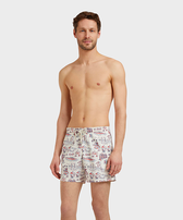 Bañador corto elástico con estampado Family Beach- Vilebrequin x St Regis para hombre Sugar switzle vista frontal desgastada