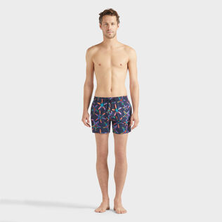 Bañador corto elástico con estampado Disco Stars para hombre Azul marino vista frontal desgastada
