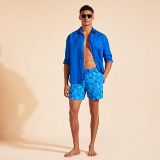 Maillot de bain homme brodé Ronde des Tortues Bleu neon vue de détail 1
