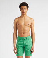 Bermudas de algodón con estampado Poulpes para hombre Chive vista frontal desgastada