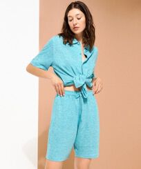 Solid Unisex-Bermudashorts aus Leinenjersey Heather azure Frauen Vorderansicht getragen