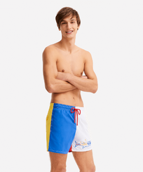 Costume da bagno uomo con squalo multicolore Vilebrequin ricamato e applicato - Vilebrequin x JCC+ - Edizione limitata Bianco vista frontale indossata
