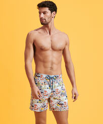 Ultraleichte und verstaubare Fish Family Badeshorts für Herren Weiss Vorderseite getragene Ansicht