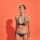 Top de bikini anudado alrededor del cuello con estampado Sweet Blossom para mujer Azul marino vista frontal desgastada