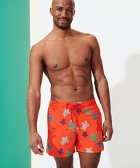 Costume da bagno uomo ricamato Ronde Des Tortues Nespola vista frontale indossata