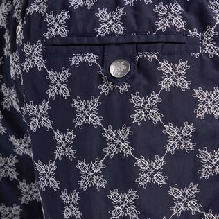 VBQ Turtle Monogram Badeshorts mit Stickerei für Herren – Limitierte Serie Marineblau Details Ansicht 2