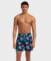 Pantaloncini mare uomo ultraleggeri e ripiegabili Tortues Multicolores Blu marine vista frontale indossata