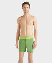 Pantaloncini mare uomo elasticizzati con cintura piatta Color Block Camouplage vista frontale indossata