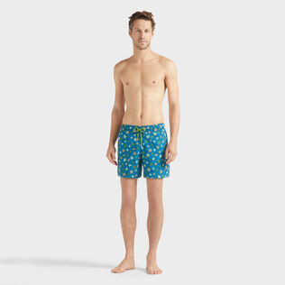 Ronde des Tortues Badeshorts mit Stickerei für Herren – Limited Edition Peacock Vorderseite getragene Ansicht