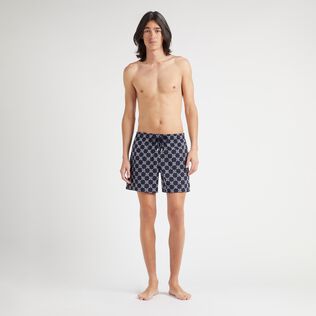 VBQ Turtle Monogram Badeshorts mit Stickerei für Herren – Limitierte Serie Marineblau Vorderseite getragene Ansicht