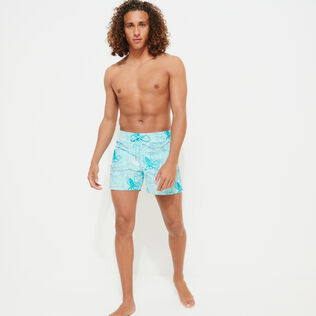 男士 Octopussy 刺绣游泳短裤 - 限量版 Lagoon 正面穿戴视图