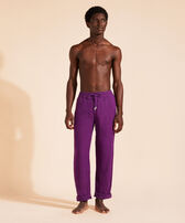 Pantaloni uomo in lino tinta unita Grape vista frontale indossata