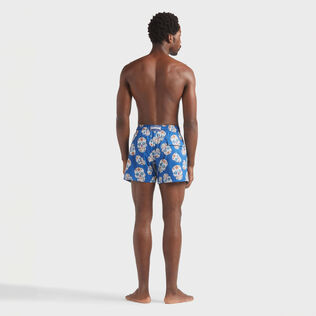 Men Stretch Swim Trunks Día de Muertos Palace vista trasera desgastada