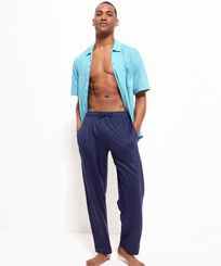 Pantalón unisex de lino de color liso Azul marino vista frontal de hombre desgastada