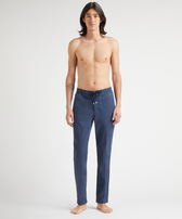 Pantalon taille élastique en coton et tencel homme uni Bleu marine vue portée de face