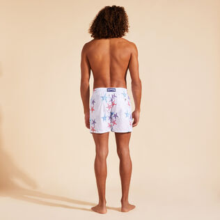 Bañador bordado con estampado Glow Stars para hombre de edición limitada Blanco vista trasera desgastada