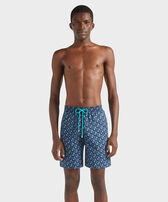 Pantaloncini mare uomo Micro Ronde Des Tortues Rainbow Peacock vista frontale indossata