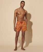 男士 Camo Seaweed 刺绣游泳短裤 - 限量版 Tomette 正面穿戴视图