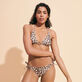 Braguita de bikini de corte brasileño con tiras anudadas en los laterales y estampado Turtles Leopard para mujer Straw vista frontal desgastada