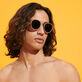 White Tulipwood Women and Men Sunglasses - VBQ x Shelter Tomette detalles vista 2