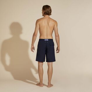 Maillot de bain long homme uni Bleu marine vue portée de dos