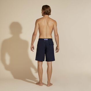 Lange Solid Badeshorts für Herren Marineblau Rückansicht getragen