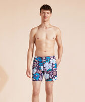 Pantaloncini mare uomo elasticizzati con cintura piatta Tropical Turtles Midnight vista frontale indossata