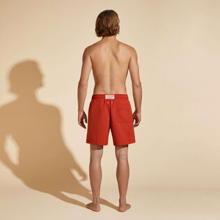 Pantaloncini mare uomo tinta unita - Vilebrequin x Highsnobiety Rooibos vista indossata posteriore