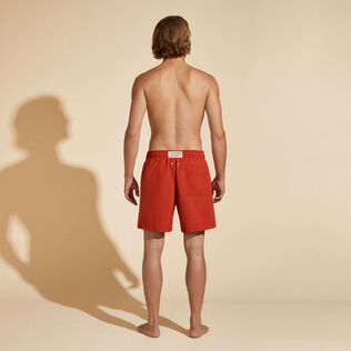 男士纯色游泳短裤 - Vilebrequin x Highsnobiety Rooibos 背面穿戴视图