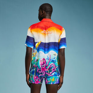 Mareviva Bowling-Hemd aus Leinen für Herren – Vilebrequin x Kenny Scharf Multicolor Rückansicht getragen