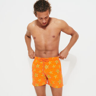 男士 Starfish Dance 刺绣游泳短裤 - 限量版 Tango 正面穿戴视图