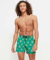 Pantaloncini mare uomo ricamati Starfish Dance - Edizione limitata Linden vista frontale indossata