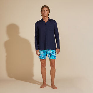 Camisa de lino lisa para hombre Azul marino vista frontal desgastada