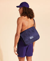 Bolso con estampado de jacquard Turtle Dance unisex Azul marino vista frontal desgastada