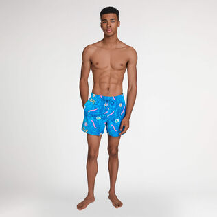 Men Stretch Short Swim Shorts Side Ways - Vilebrequin x Joel Mesler Hawaii blue 正面穿戴视图