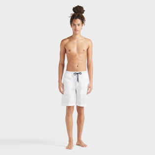 Bermudas de chándal para hombre en tejido de gabardina Blanco vista frontal desgastada