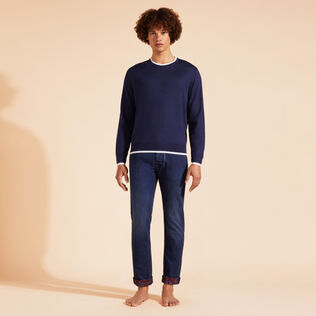 Men Merino Wool Cashmere Silk Crewneck Sweater Blu marine vista frontale indossata